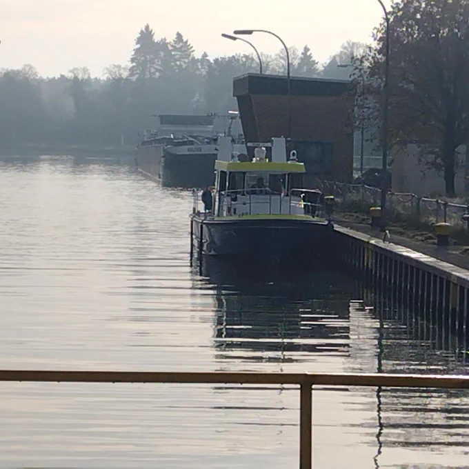 Ein Boot der Wasserschutz-Polizei liegt in der Schleuse.