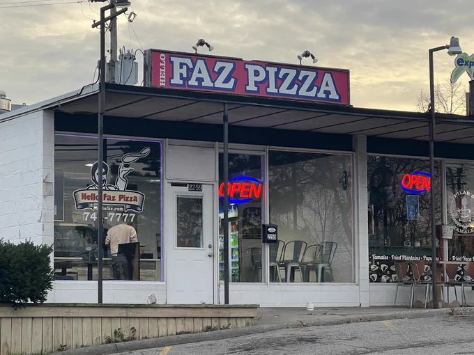 A small pizzeria called “Faz Pizza”