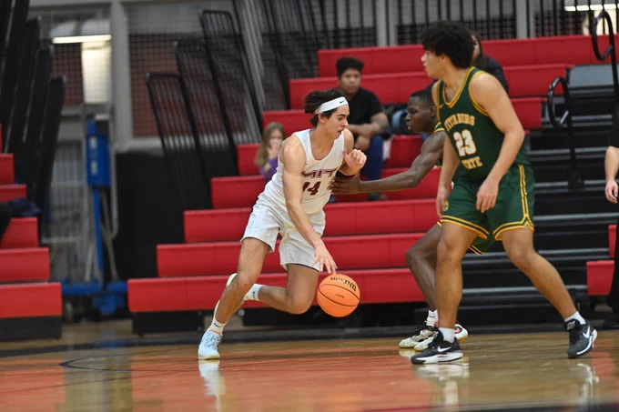 Merlin Gogolin dribbling a basketball