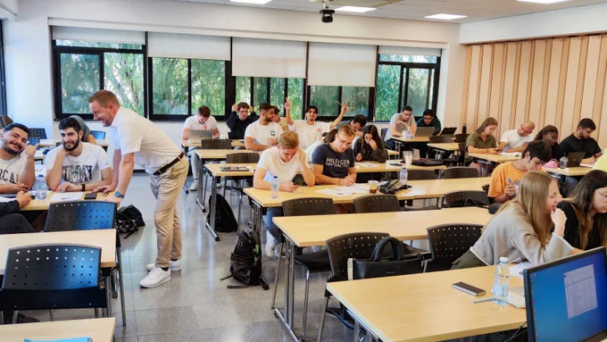 eine Gruppe von Menschen in einem Klassenzimmer