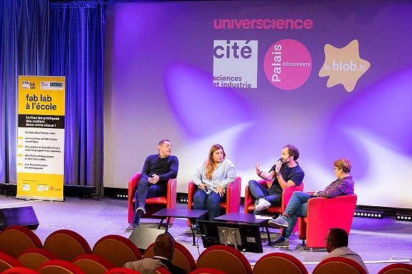 4 professeurs lors de l'édition 2023 des rencontres professionnelles du fab lab à l'école. Les professeurs sont assis dans des fauteuils rouges sur la scène de l'auditorium de la cité des sciences. 
