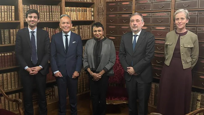 Jean-François Roseau, directeur délégué aux Relations internationales, Roswell Encina, directeur de la communication de la Library of Congress, Carla Hayden, directrice de la Library of Congress, Gilles Pécout, président de la BnF, Marie de Laubier, directrice des collections 