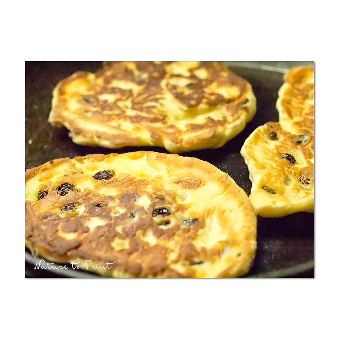 St. Martins Mutzen, das Hefegebäck wird in der Pfanne langsam gebacken. Schmeckt klasse, ist preiswert und macht die ganze Familie satt.