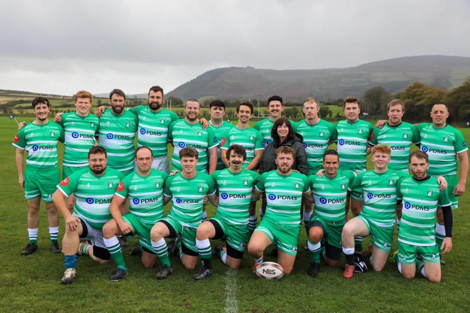 Joanne Pontee posing for a photo with the whole PDMS Nomads rugby team