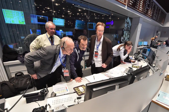 Mission team leaders crowd around computer screens in ESA’s mission control centre. From left to right: Fred Jansen, Stephan Ulamec, Andrea Accomazzo, Jens Biele, Elsa Montagnon