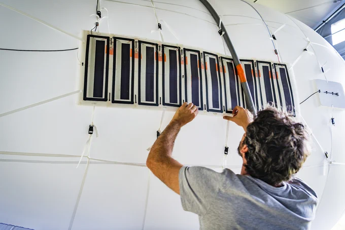 Installation d'un panneau solaire composé de cellules photovoltaïques en couches minces CIGS sur un ballon.
Crédit : © Cyril FRESILLON / IPVF / CNRS Images