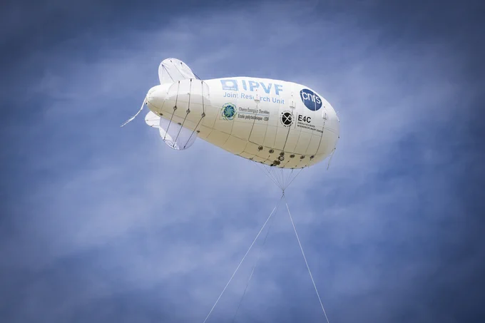 Vol d'un ballon équipé de cellules photovoltaïques en couches minces CIGS.
Crédit : © Cyril FRESILLON / IPVF / CNRS Images