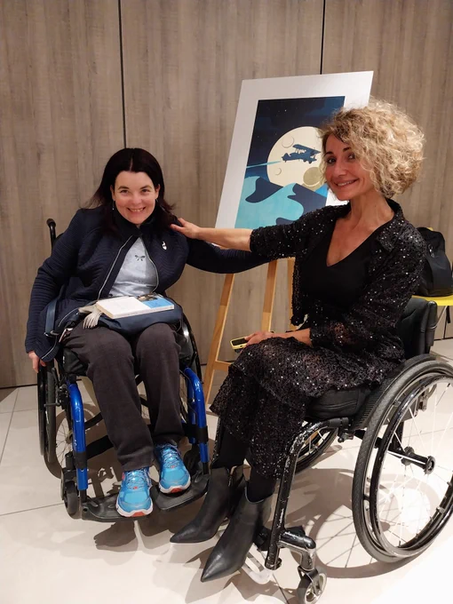 Ma rencontre avec Dorine fut incroyablement exceptionnelle, nous posons devant une affiche illustrant Antoine de Saint-Exupery, " fais de ta vie un rêve et d'un rêve une réalité "