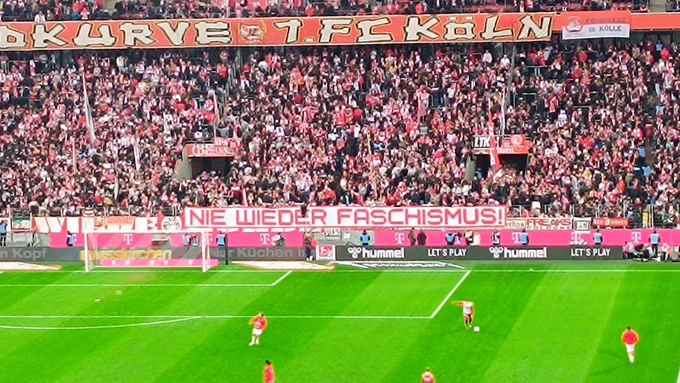 Nie wieder Faschismus banner