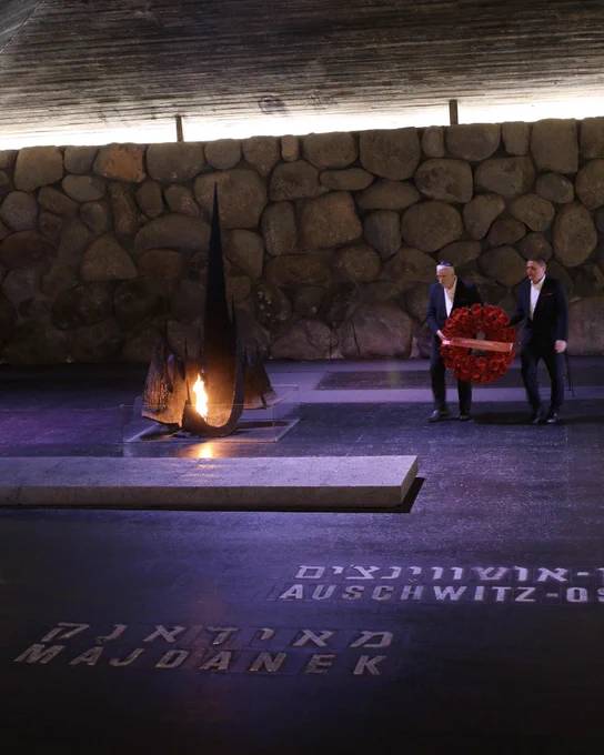 Dirk Zingler und Oskar Kosche bei der Kranzniederlegung in Yad Vashem