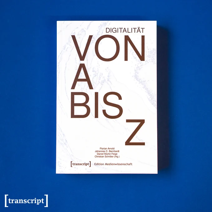 Das Buch-Cover von »Digitalität von A bis Z« auf dunkel blauem Hintergrund.
