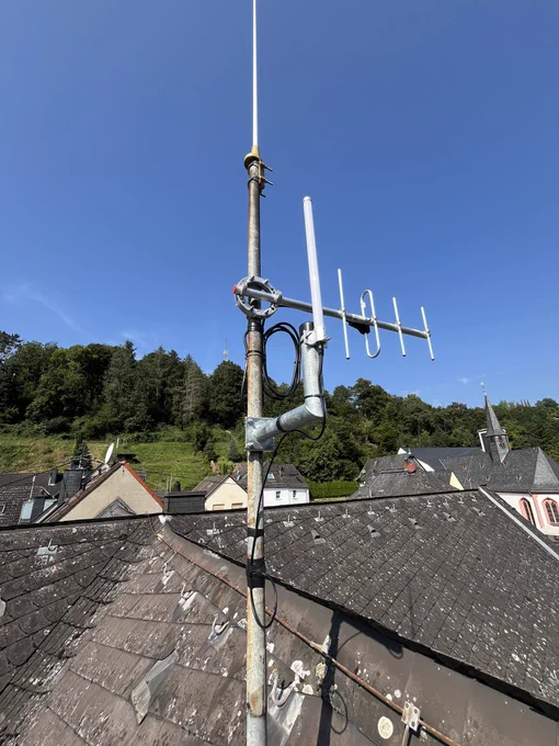 Der untere Rundstrahler am Ausleger ist die LoRaWAN Antenne.
