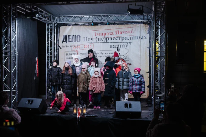 Une chorale à Vilnius participe à la commémoration de la Nuit des Poètes le 29 octobre 2023 à l'occasion d'un évènement organisé par la diaspora bélarusse lituanienne.