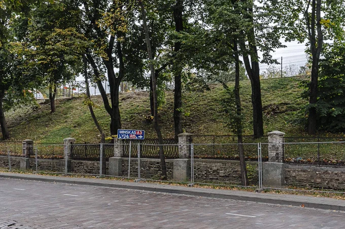 Un panneau de circulation indiquant la direction de Minsk et Lida, deux villes bélarusses, inaccessibles pour la majorité des Bélarusses en exil à Vilnius ou ailleurs.  