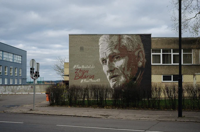 Fresque représentant Alès Bialiatski, président et fondateur de l'ONG de défense de droits de l'homme Viasna, à proximité de l'ambassade du Bélarus. Alès Bialiatski est actuellement emprisonné au Bélarus.