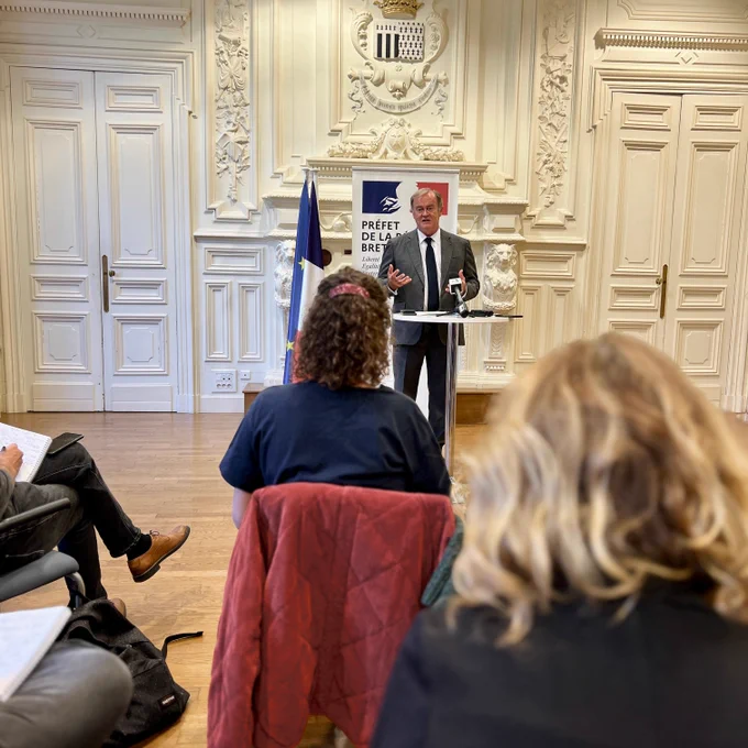 Photographie la présentation à la presse lors d’une conférence du préfet de la région Bretagne, préfet de la zone de défense et de sécurité Ouest, préfet d’Ille-et-Vilaine , Amaury de SAINT-QUENTIN à la préfecture de région.