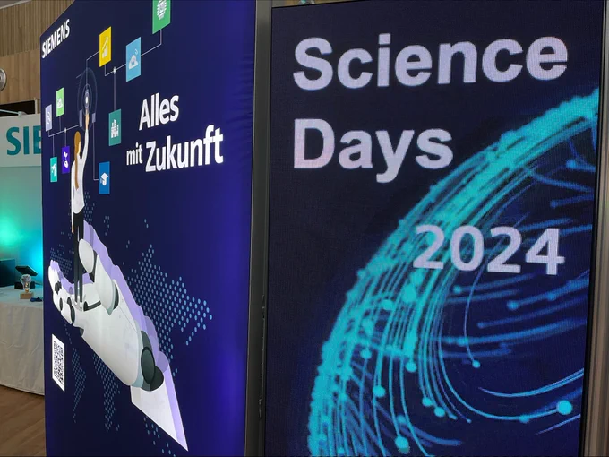 Plakate am Siemens-Messestand mit der Aufschrift "Science Days 2024. Alles mit Zukunft."