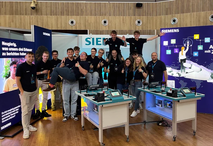 Gruppenfoto der Siemens-Azubis, die den Messestand betreut haben. 