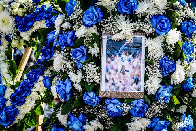 A photo of Fernando Valenzuela surrounded by flowers.