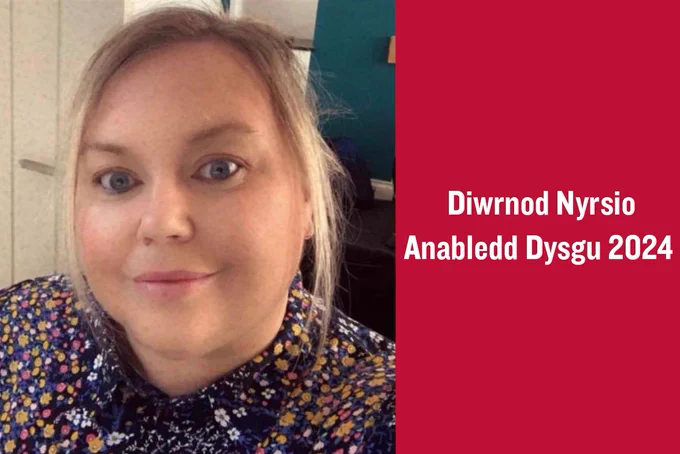Portread o fenyw yn gwenu gyda gwallt golau, yn gwisgo top patrymog. I'r dde, mae cefndir coch yn dangos y testun 'Diwrnod Nyrsio Anabledd Dysgu 2024' mewn gwyn