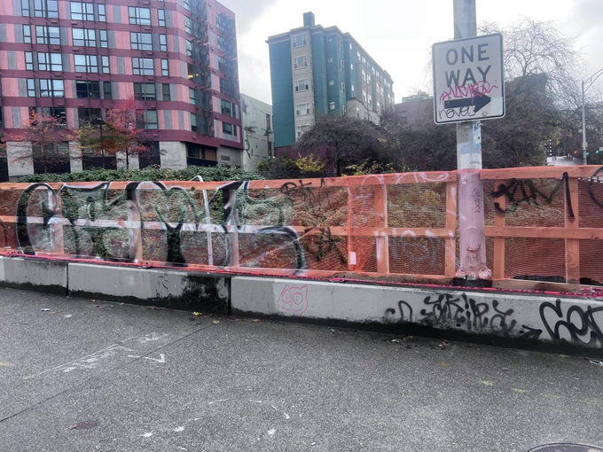 Temporary guardrail over I5 with large gaps covered by flimsy net