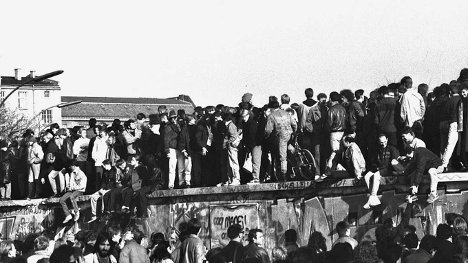 Die Mauer ist gefallen. Brandenburger Tor, 10. November 1989
📸 Stiftung Berliner Mauer, Detlef Machmüller