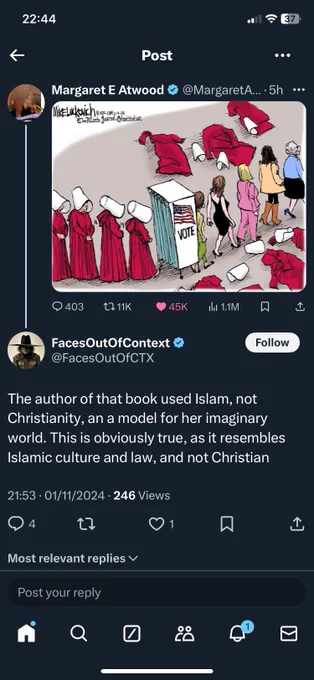 Screenshot eines Posts von Margaret Atwood. Der Post besteht aus einer Karikatur in welcher Frauen in uniformer Kleidung wie aus dem Buch "A Handmaid's Tale" hinter einer Wahlkabine anstehen und individuell gekleidet auf der anderen Seite herauskommen. 
Darunter sieht man einen Kommentar des Accounts @FacesOutOfCTX: "The support of that book used Islam, not Christianity, an a model for her imaginary world. This is obviously true, as it resembles Islamic culture and law, and not Christian. 
