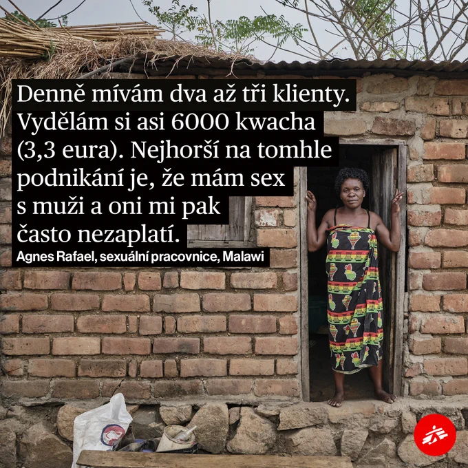 Agnes Rafael stojí ve dveřích svého cihlového domku. Malawi, 2023. Foto: Diego Menjibar / Lékaři bez hranic