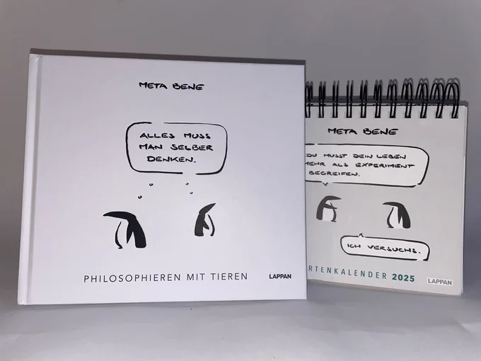 Foto von Buch und Kalender von META BENE. Auf beiden Titel Seiten sind Pinguine zu sehen. Buch: zwei Pinguine denken:  alles muss man selber denken. //Kalender: ein Pinguin zum andern: du musst dein Leben mehr als Experiment begreifen. Der andere: ich Versuchs