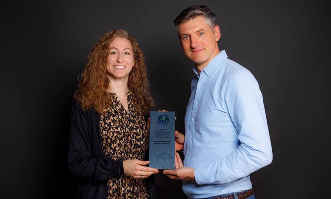 Marta Rodríguez-Martínez and Brendan Rouse are holding a certificate.