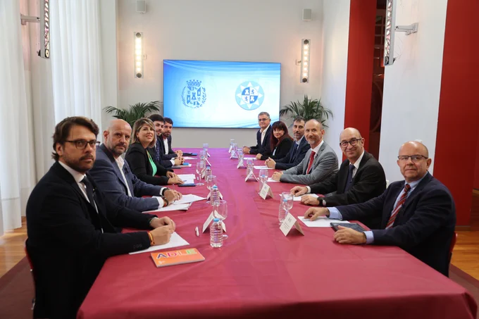 Concejales y alcaldesa reunidos con el Rector y los vicerrectores, esta mañana en el Palacio Consistorial.
