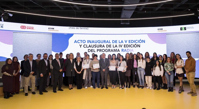 Foto de las becadas junto a los representantes institucionales