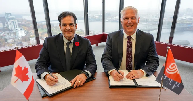 Picture of CIPO CEO, Konstantinos Georgaras, signing a document along with Stephen Rowan, EPO Vice-President for the Patent Granting Process.
