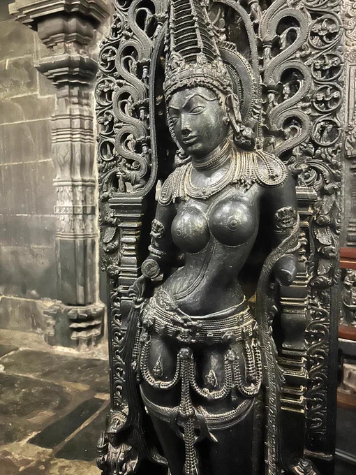 Mohini sculpture at Chennakesava temple, Belur