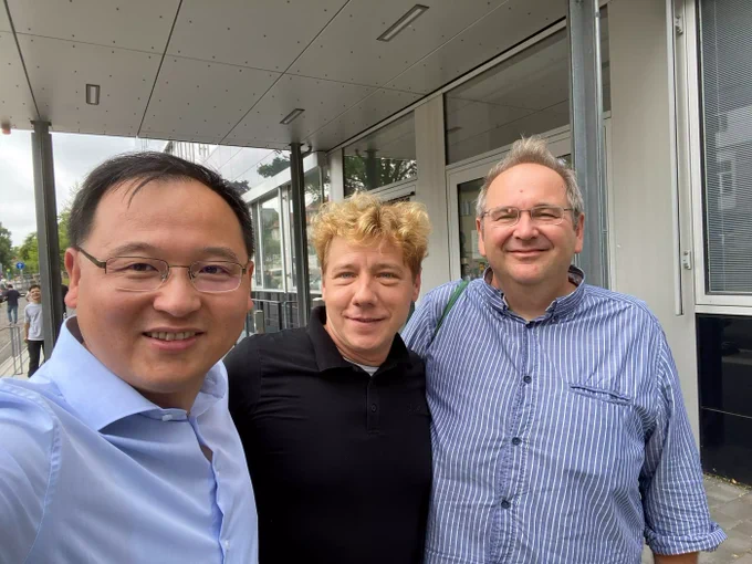 Xinliang Feng (MPI Halle), Grégory Schneider (Leiden University), and Thomas Heine (Technical University of Dresden)

© MPI of Microstructure Physics