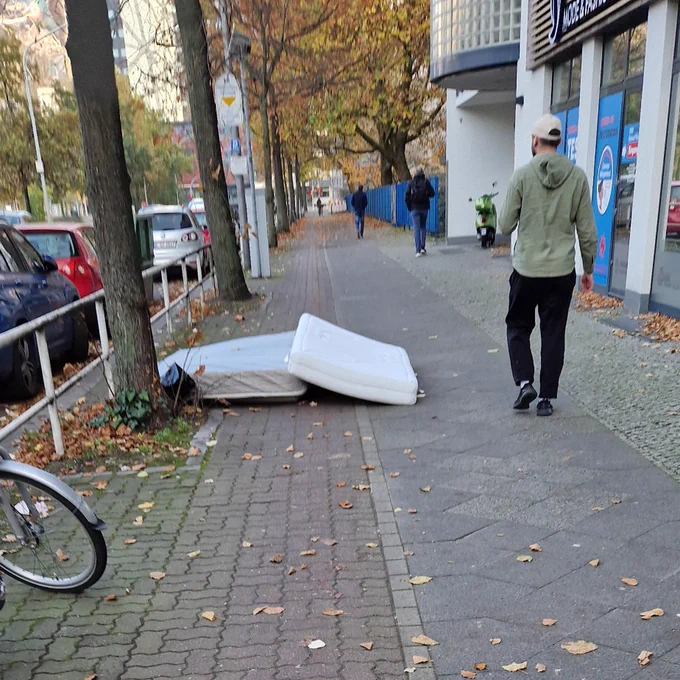 Mateatzenteile liegen auf dem Radweg