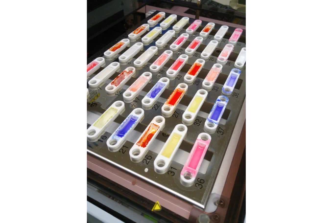 Extrakte von verschiedenen Textilien im Probennehmer der Verbrennungsionenchromatographie