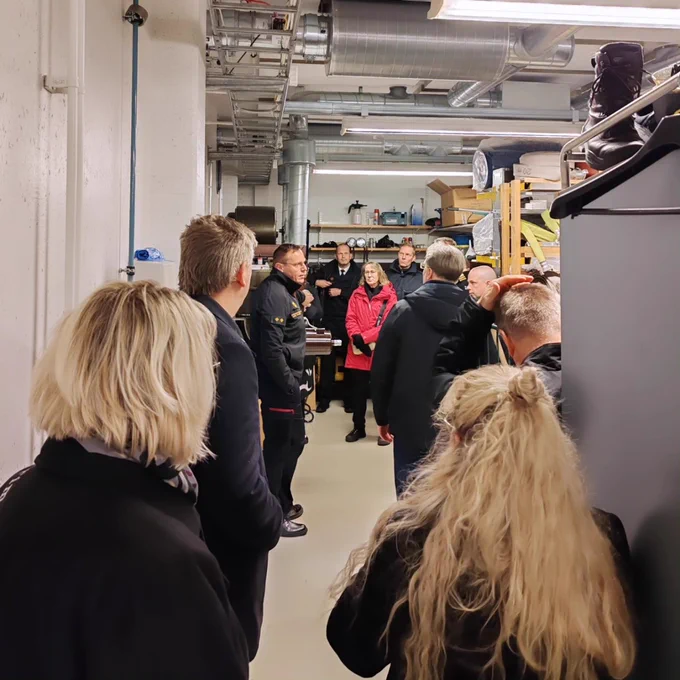 Kurssilaisia väestönsuojassa kuuntelemassa väestönsuojelukoordinaattorin pitämään alustusta väestönsuojan tekniikasta.