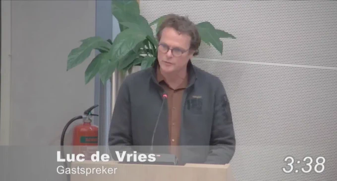 Luc de Vries spreekt in op raadsvergadering