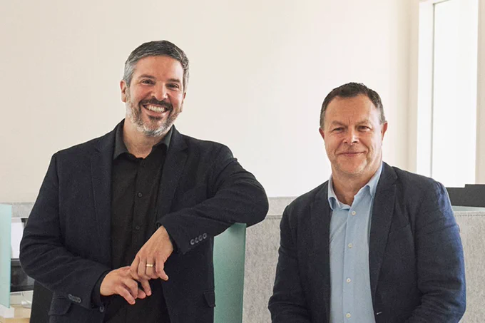 Portrait de Tiago Falk (gauche) et Sébastien Tremblay (droite) dans un environnement de bureau. 