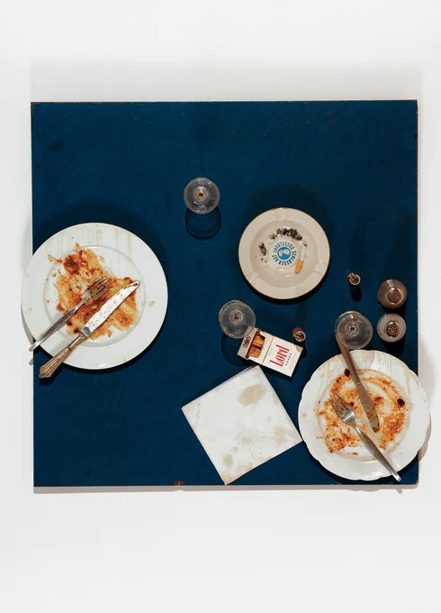 Daniel Spoerri. Tableau-piège (Restaurant Spoerri, Düsseldorf), 1968. Photo :  Blaise Adilon. © Adagp, Paris, 2024