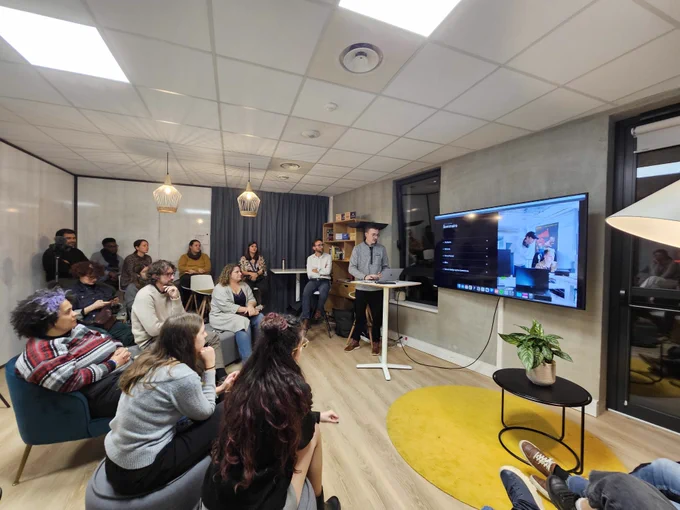 la salle du meetup avec Thomas en présentateur pour lonestone.
