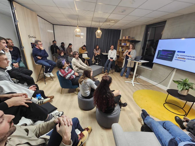 salle ASI pendant le meetup avec sonia en presentatrice.
