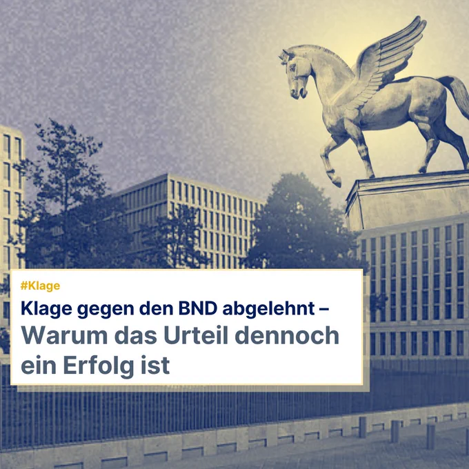 Bild: Geflügelstes Pferd und das Gebäude des BND. Text: Klage gegen den BND abgelehnt – Warum das Urteil dennoch ein Erfolg ist.
