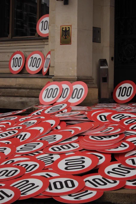 Tempo 100 Schilder vorm Verkehrsministerium.