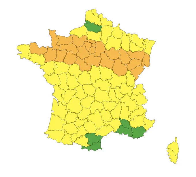 Carte de vigilance météorologique du 21 novembre 2024. 28 départements du nord de la France sont placés en vigilance orange neige-verglas.