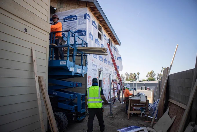 Construction workers building an apartment complex site for an affordable housing project in Bakersfield | Image by Larry Valenzuela, CalMatters/ CatchLight Local