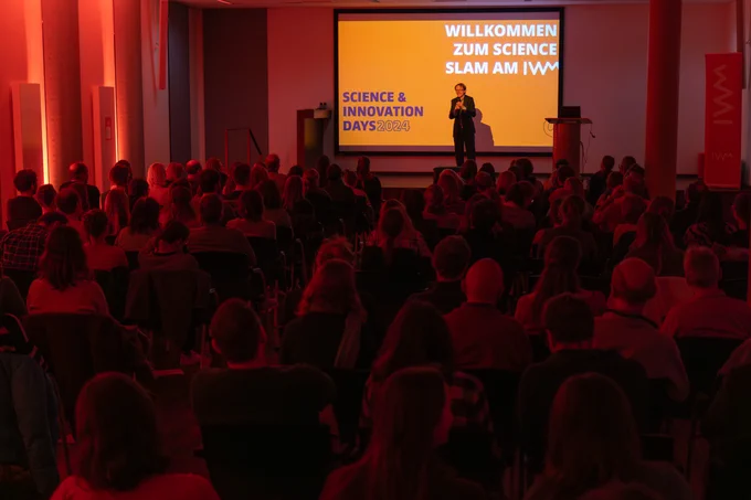 Der Moderator vor vollem Saal.