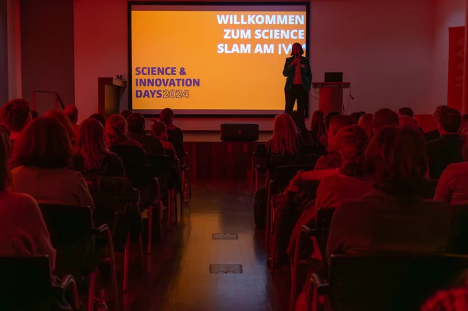 Science Slam - Begrüßung am IWM mit Prof. Dr. Ulrike Cress ( Direktorin IWM)