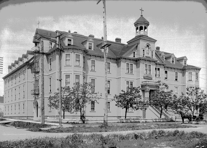 A black and white photograph of the original St. Paul's hospital in Vancouver, Canada, taken in 1905.